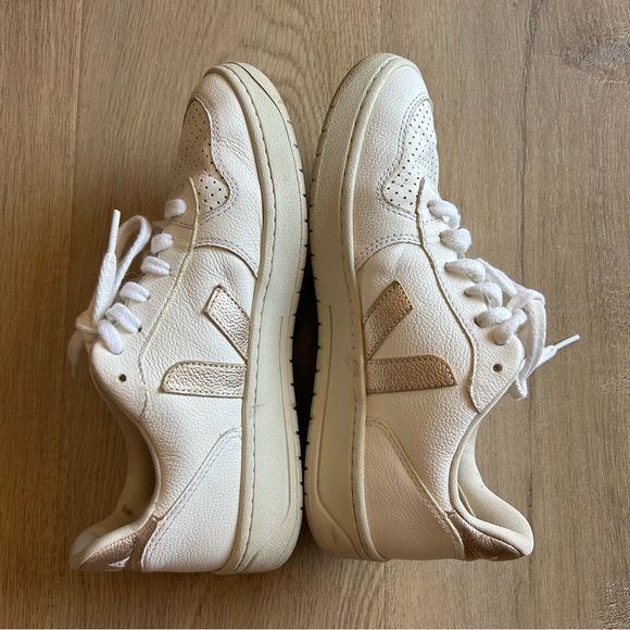 Women’s Veja V-10 Bicolor Leather Low-Top Sneakers - Picture 5 of 7